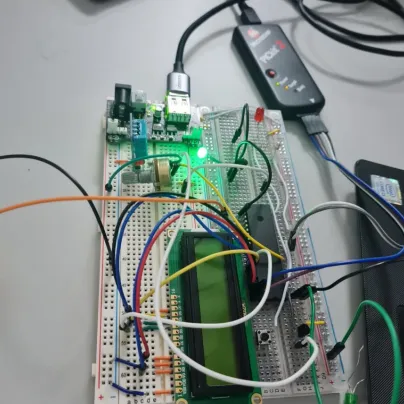 Breadboard with a PIC microcontroller, an LCD and a temperature sensor